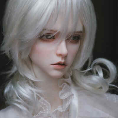 BJD♡
“昨日的你，如今仍可望见，明媚玫瑰下藏匿万千尖刺，想要温柔拥抱，浅笑着的孩童，忘然欢笑的模样” ——金泰亨《inner child》 ​