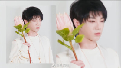 华晨宇《歌手当打之年》白衣少年手捧鲜花，干净清秀又不失帅气