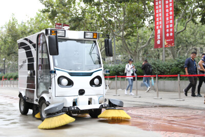 深兰科技AI消毒环卫车——熊猫扫地王