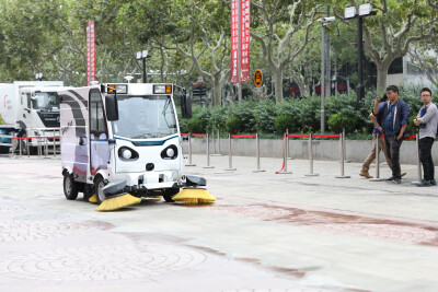 深兰科技AI消毒环卫车——熊猫扫地王