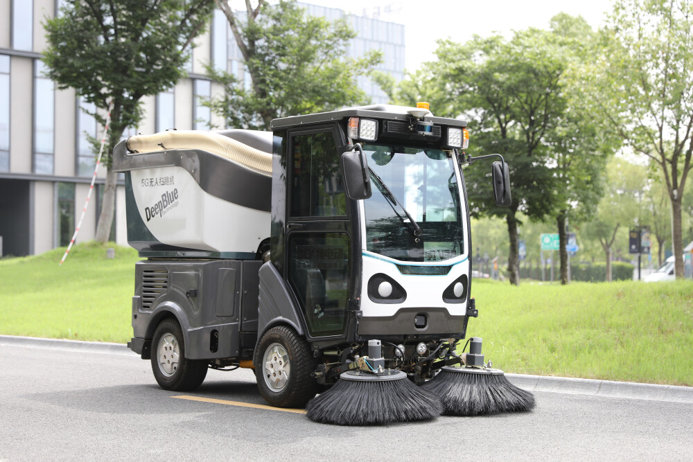 深兰科技AI消毒环卫车——熊猫扫地王