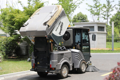 深兰科技AI消毒环卫车——熊猫扫地王