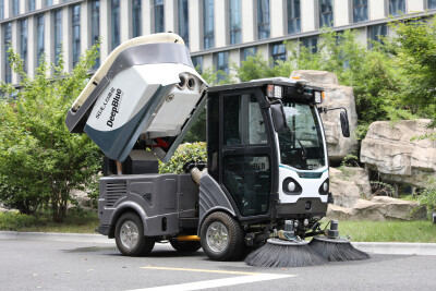 深兰科技AI消毒环卫车——熊猫扫地王