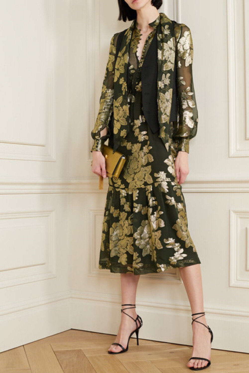 
华丽无可抵挡，优雅难以复加，SAINT LAURENT 这款中长连衣裙实为品牌 2020 春夏系列中的亮眼焦点。它裁自黑色真丝混纺雪纺绸，衣身嵌有金色花卉刺绣图案，致敬了创始人 Yves Saint Laurent 于 1976 年设计的 “Russian” 系列。建议解开领口系带和纽扣，以更加轻松的方式演绎不费力的时尚。
