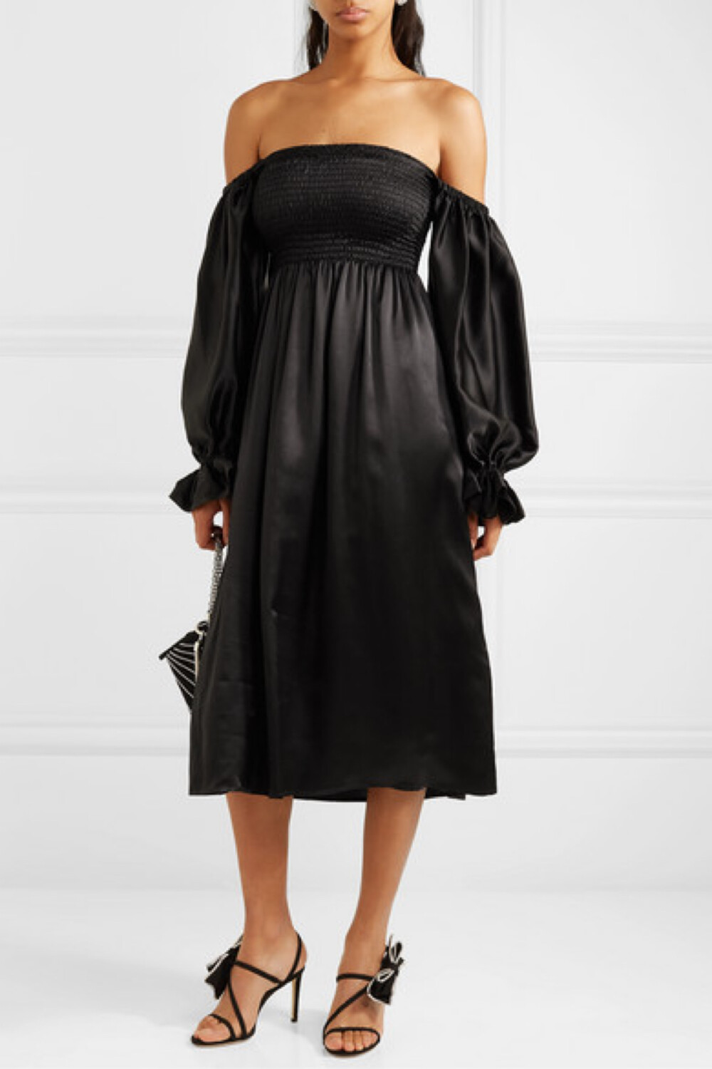 Sleeper 此番特地将品牌最畅销款式之一的 “Atlanta” 露肩连衣裙升级改造，为我们献上这件华美的黑色版本。单品裁自亮面丝缎，平行绉缝与泡泡袖形成和谐对比。不妨搭配细带凉鞋，烘托出它丰盈飘逸的裙摆。
