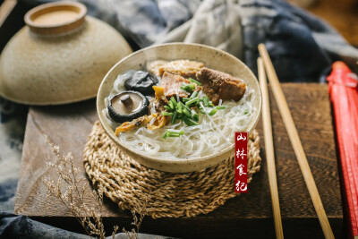 汤饼一杯银线乱，蒌蒿数筯玉簪横。