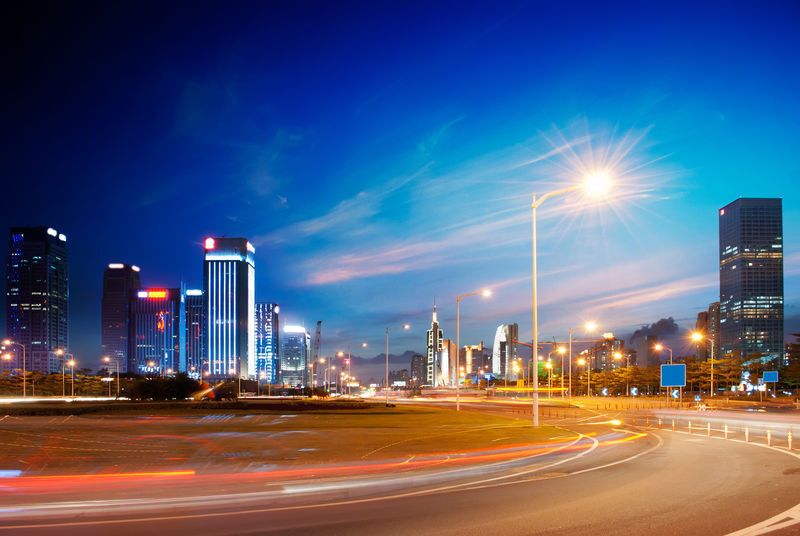 现代城市夜景-macw图片素材
超清原图下载：https://sc.macw.com/atlas/194_1.html
夜景在现实生活中，夜景光源为月光、星光及生活照明的灯光，其亮度大多数情况不能满足影视摄影的要求。在影视摄影中多用人工光照明拍摄夜景，尤其是带人物的镜头。超清原图到macw.com下载。