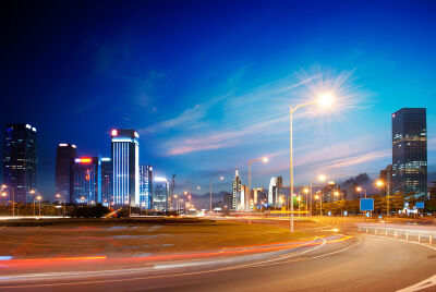 现代城市夜景-macw图片素材
超清原图下载：https://sc.macw.com/atlas/194_1.html
夜景在现实生活中，夜景光源为月光、星光及生活照明的灯光，其亮度大多数情况不能满足影视摄影的要求。在影视摄影中多用人工光照明…