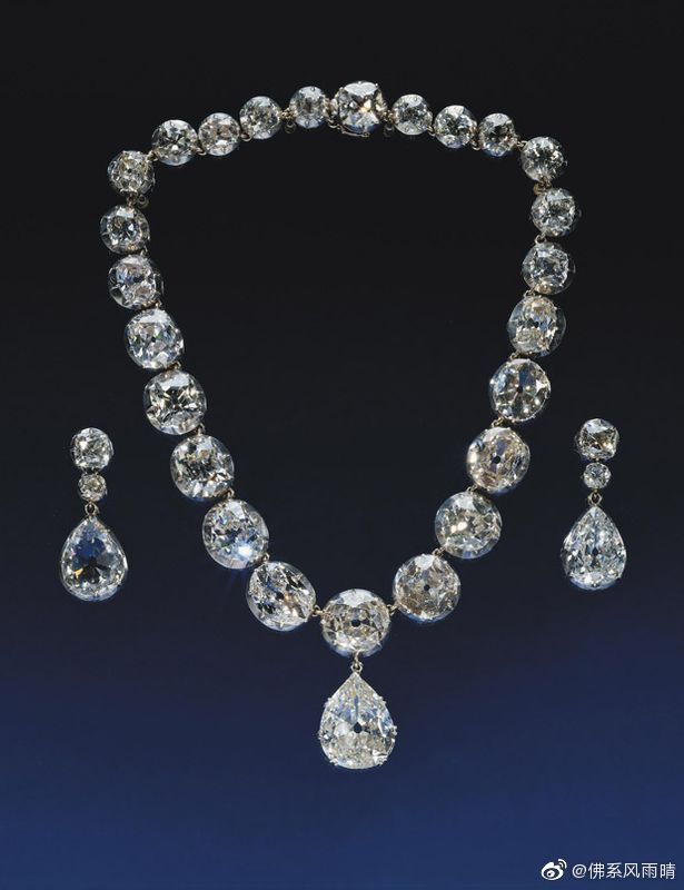 The Coronation Necklace英国加冕项链套装，1853年QV委托加纳德珠宝行，将原本属于奶奶夏洛特王后的部分钻石制作成项链套装，但一年之后，汉诺威亲戚就提出要收回这些钻石，所以有关部分接着重新又拆了出来。QV就用自己的两枚嘉德勋章和一个剑柄上共22.48克拉的钻石来补上，又拆了帖木儿红宝石项链上的梨形吊坠来组成新的项链，而一对梨形钻石耳环，分别是12克拉和7克拉，拆自“光之山”钻石臂章，这套珠宝被QV指定为女王/王后的专用传家宝，也成为QV守寡后，为数不多会佩戴的珠宝。“Coronation”是因为在1902、1911、1937和1953，四任女王/王后都在各自的加冕典礼上都佩戴这条项链（亚历山德拉戴得太多完全认不出具体是哪一条），这套珠宝也是女王的真爱款之一