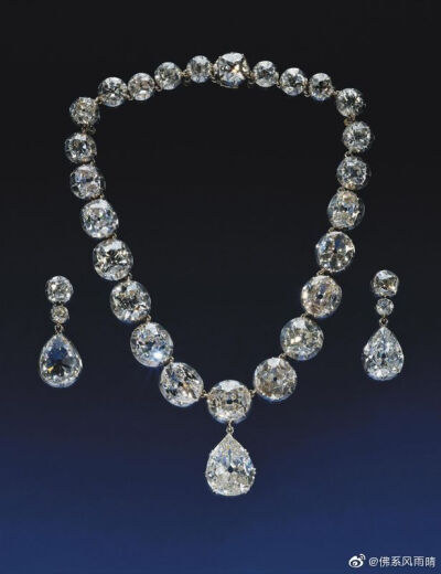 The Coronation Necklace英国加冕项链套装，1853年QV委托加纳德珠宝行，将原本属于奶奶夏洛特王后的部分钻石制作成项链套装，但一年之后，汉诺威亲戚就提出要收回这些钻石，所以有关部分接着重新又拆了出来。QV就用…