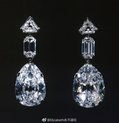 The Greville Pear Drop Earrings 这对设计精美的钻石吊坠耳环亦是格维利夫人1942年遗赠给伊丽莎白王后的珠宝之一，1938年出自于卡地亚珠宝。4.8×1.7cm，耳环上各坠有一大颗梨形钻石，分别为20.66克拉和20.26克拉，…