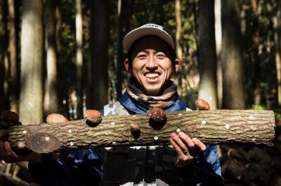 对现代都市人而言，食品只是作为一种商品被消费。
许多人不认识生产者，也不理解生养食物的地球和海洋。
无印良品说：〝这次将建立的“食品”专门销售的方式，旨在成为客户通过与生产商和生产基地的联系和交流，重新…