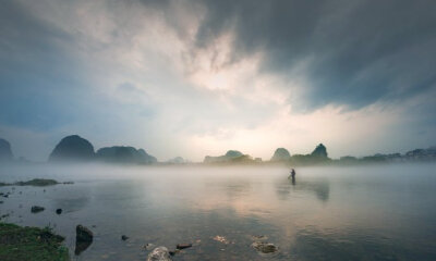 双峰削出天门寒，一泓绿绕神仙境。