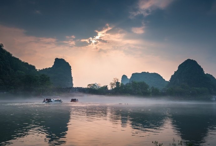 双峰削出天门寒，一泓绿绕神仙境。