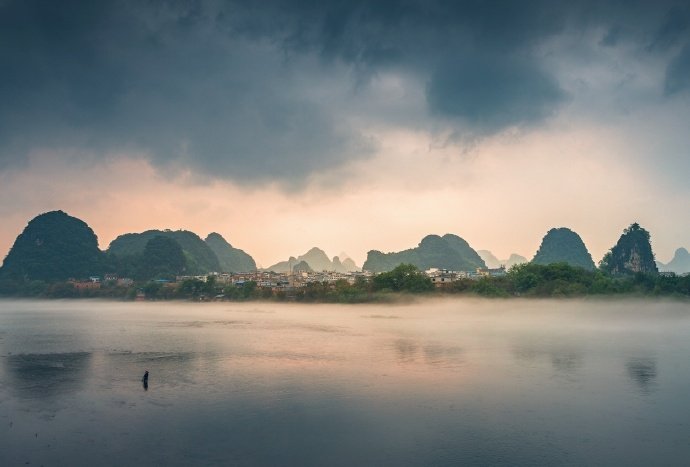 双峰削出天门寒，一泓绿绕神仙境。