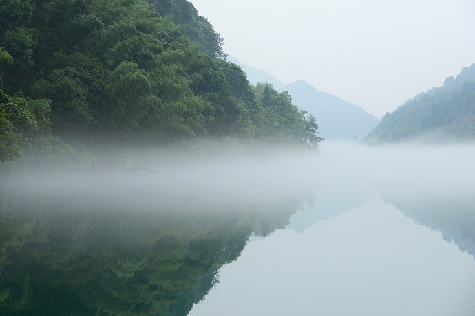 图书丛里清癯老，山水光中潇洒家。除却栽花栽竹外，更将何事作生涯。-------《谩兴》陶梦桂#你相册里的春景# #诗词歌赋# #吾爱诗词#