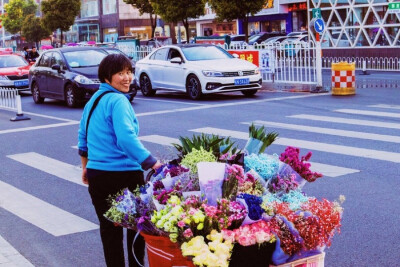 阳光下慎重地开满了花
朵朵都是我前世的盼望–