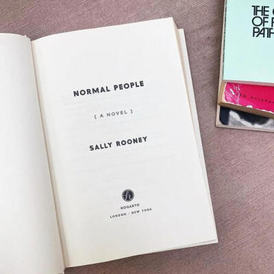 萨莉·鲁尼（Sally Rooney）的《普通人》这本小说，《普通人》是爱尔兰作家萨莉·鲁尼在2018年的一本畅销小说。