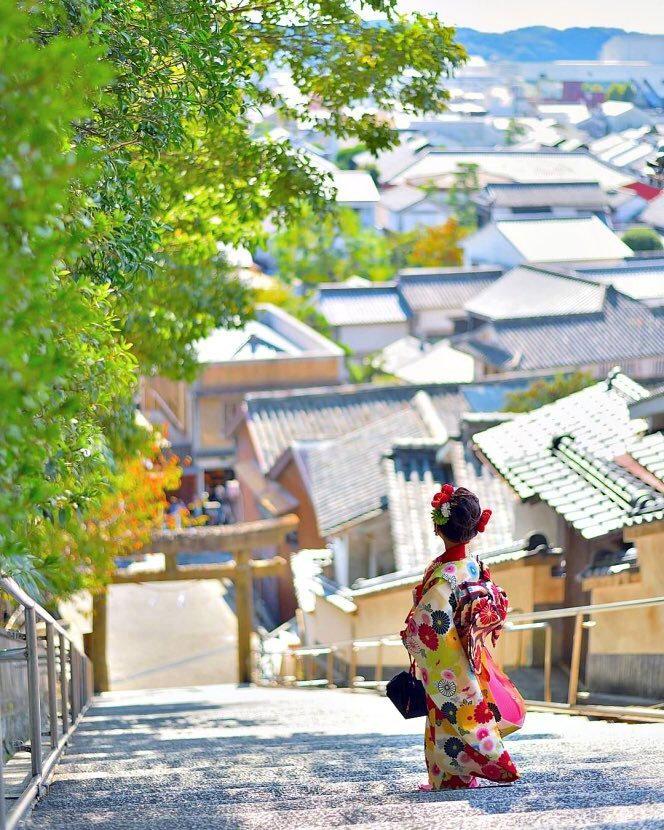 一位日本摄影师为自己女儿拍的照片，美成宫崎骏动画里的画面