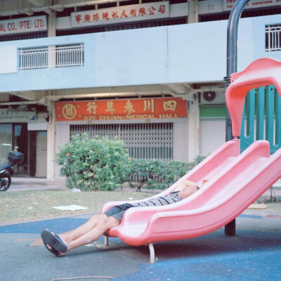 ▲ photo from《Singapore》，这本影集收录了Nguan在家乡2007-2017十年的摄影作品，并被《纽约时报》评为了 2017 年度十佳摄影书之一。