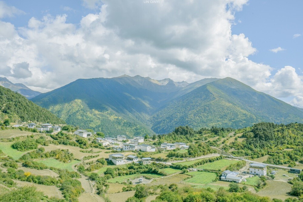 “在屋顶唱着你的歌~~”
图源 微博 顶尖摄影观赏