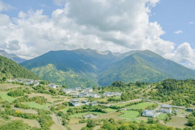 “在屋顶唱着你的歌~~”
图源 微博 顶尖摄影观赏