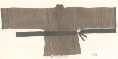 赵伯澐出土衣物中，其中一件交领衫的衣襟比较特殊，在目前公开的宋墓资料里算一个孤例。（我以为都注意到了结果好像很多人无视了这件）
通袖长292cm，衣长125cm。