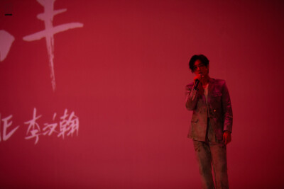 UNINE官博：
#UNINE再唱青你主题曲# 一周年线上音乐会完美落幕，这是UNINE九个人共同完成的舞台。每个人用自己的方式表达着对这个团，对粉丝的爱。就像@UNINE_陈宥维 写的一样：“青春有你们”，正是因为有“你们”…