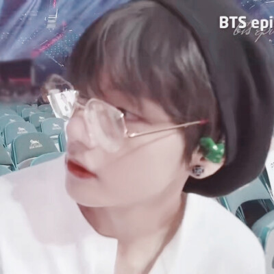 “此刻我瞒着宇宙山河，在心里悄悄想了你一下。”