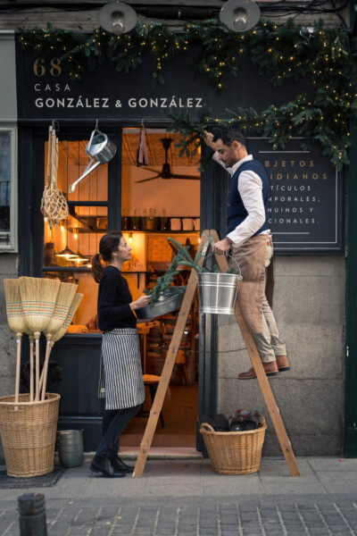 #SHUHE HOUSE#
Casa González & González｜一家简单而温暖的杂货铺，位于西班牙马德里拉约街68号。主理人 Javier 是室内设计师；María 热爱艺术史，之前在画廊工作。店里贩售全球范围内经典耐用的朴实日用品。如果…