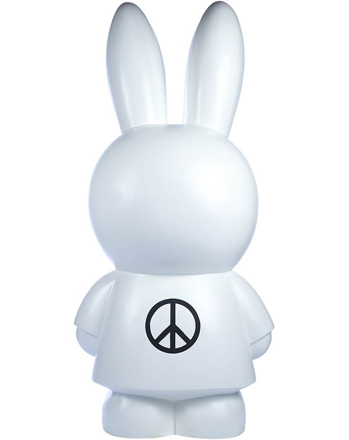 和平米菲”（Miffy for Peace）
Irma Boom，设计师
Irma Boom 说，每次看到米菲的耳朵，她就会忍不住想起这个胜利的标志
