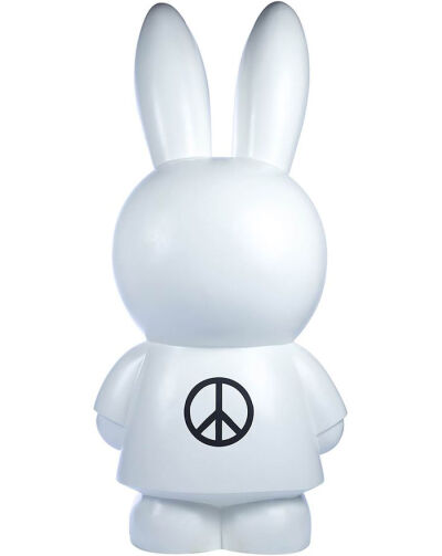 和平米菲”（Miffy for Peace）
Irma Boom，設(shè)計師
Irma Boom 說，每次看到米菲的耳朵，她就會忍不住想起這個勝利的標(biāo)志
