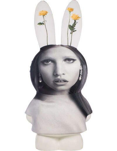 “劳拉・巴里摩尔”（Lara Barrymore as Miffy）
Inez and Vinoodh，时尚摄影师
这只米菲的正面是 Inez and Vinoodh 拍摄的荷兰模特劳拉・斯通（Lara Stone），背面则是他们拍摄的德鲁・巴里摩尔（Drew Barrymore…