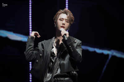 190602 乐华娱乐家族演唱
‘在造物者的手中
                      独具一格’
@UNIQ-王一博 ​​​cr:logo
