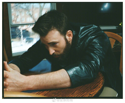 #Chris Evans# &amp;《Esquire》新刊封面，性感帅气桃总在线散发魅力！