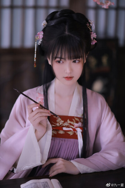 #喜欢拍照也喜欢你#
山有木兮木有枝 心悦君兮君不知
摄影：@九一夏
出镜：@-梁小萌