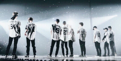 #EXO 0408出道八周年快乐#
“月亮被染成红色，太阳和月亮分离的那一天，你和我从此不能够在一起。当红月重现光芒、太阳和月亮相逢、夜空和你的心中发出奇迹光芒之时，我相信我们将会重逢。”——EXO四巡开场VCR
你…