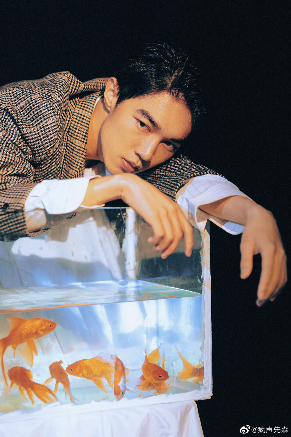 光年
摄影：@疯声先森
模特:@朱镜旭
同行:@白野橘
#河源约拍##与时研究所# ​​​