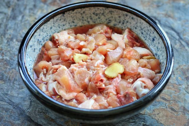 ◢辣子鸡色泽棕红油亮，麻辣咸鲜，喜欢吃辣的人对这道菜根本没有抵抗力！食材：鸡琵琶腿5个、干辣椒40克、花椒1小把、料酒2汤匙、姜1小块儿、葱蒜适量、八角两个、酱油少许、白糖2茶匙、熟白芝麻1小把、油盐适量1.鸡腿让店家帮忙剁成小块儿，如果想吃着省事儿，就把鸡腿骨剔除2.鸡腿肉切成小块儿，多冲洗几次，放进盆中，调入料酒、盐、姜片，拌匀，腌制一会儿，去腥入底味儿3.干辣椒用小剪刀剪成小段儿待用，辣椒段不要太长。看自己能接受的辣味程度选择不同的干红辣椒4.干辣椒段全部放进碗中，加入适量清水，把辣椒浸泡一会儿再捞出沥水，这样处理一下，炒菜时辣椒才不会因为受热而发糊变黑，能保持着红亮的色泽5.锅中倒入适