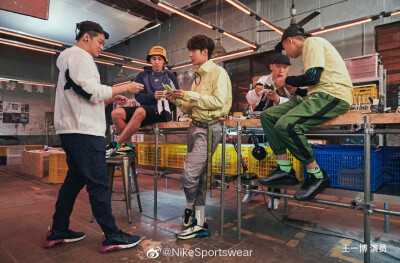 NikeSportswear：
未来世界怎么走？演员@UNIQ-王一博 早已无畏上路。上脚全新配色Air Max 2090，用机能风十足的Tech Pack系列配搭，浅绿梭织上衣带来明亮的视觉冲击，下搭烟灰色长裤营造出众风格，全身色彩和脚上的…