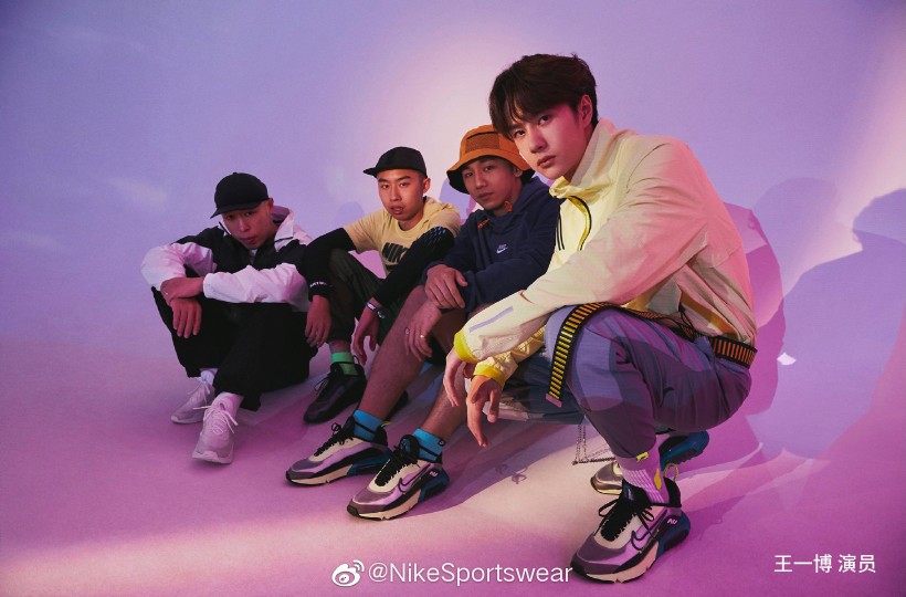 NikeSportswear：
未来世界怎么走？演员@UNIQ-王一博 早已无畏上路。上脚全新配色Air Max 2090，用机能风十足的Tech Pack系列配搭，浅绿梭织上衣带来明亮的视觉冲击，下搭烟灰色长裤营造出众风格，全身色彩和脚上的撞色相呼应。敢不敢穿上未来之鞋，大胆秀出你的狂想打开方式。#AIRMAX#
