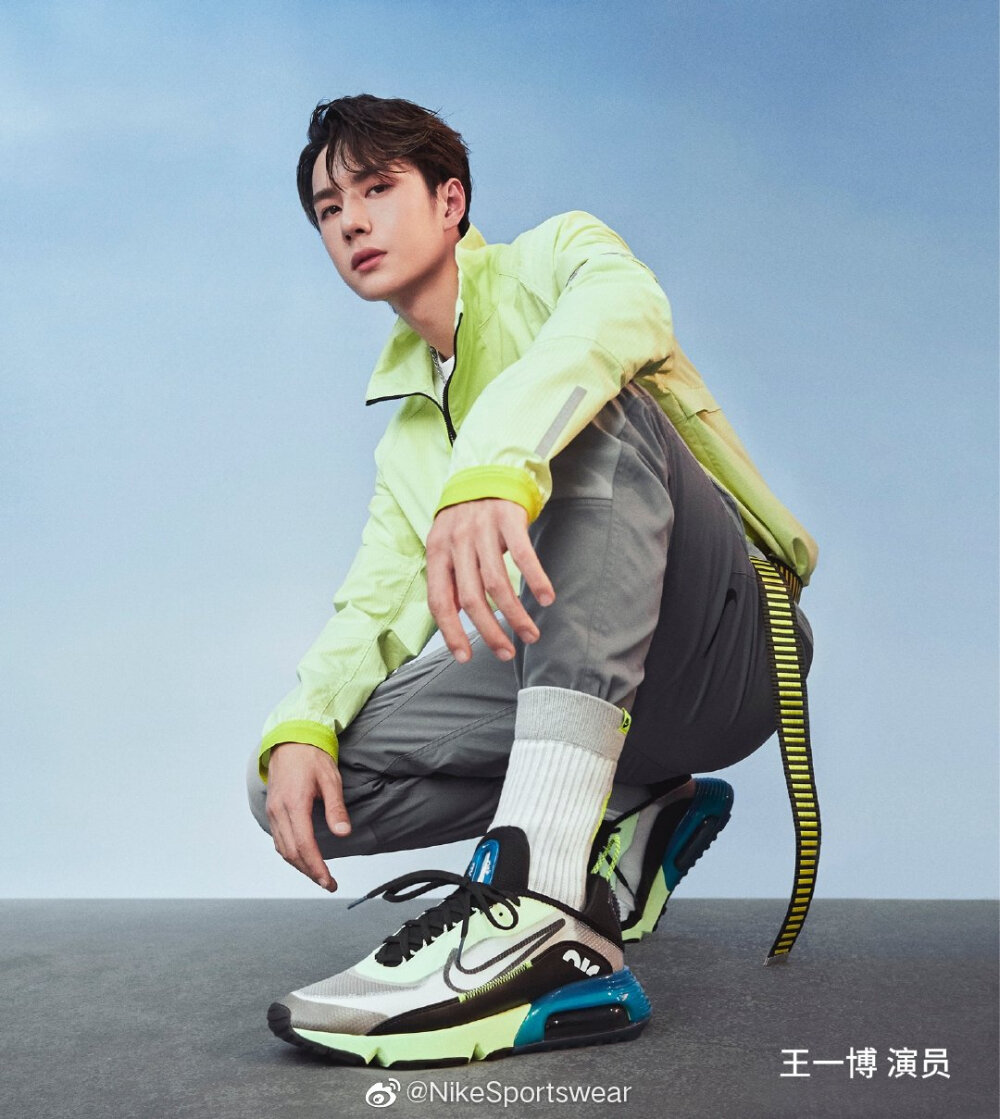 NikeSportswear：
未来世界怎么走？演员@UNIQ-王一博 早已无畏上路。上脚全新配色Air Max 2090，用机能风十足的Tech Pack系列配搭，浅绿梭织上衣带来明亮的视觉冲击，下搭烟灰色长裤营造出众风格，全身色彩和脚上的撞色相呼应。敢不敢穿上未来之鞋，大胆秀出你的狂想打开方式。#AIRMAX#
