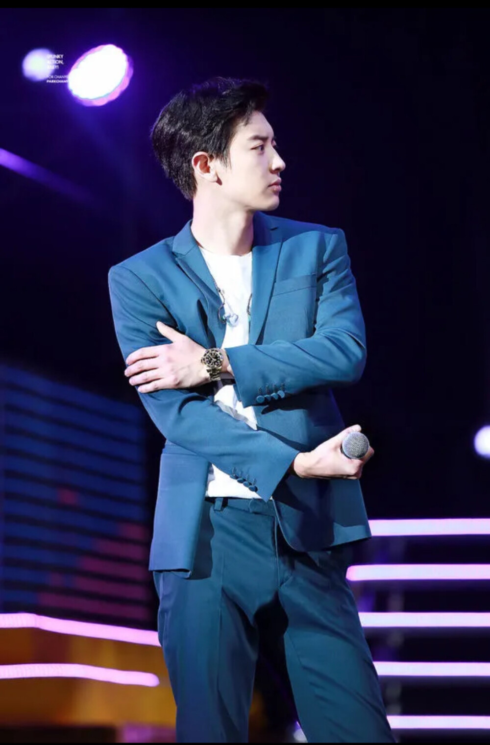 朴灿烈蓝白风西装简直要了我的命9090浅色系西装鲨我