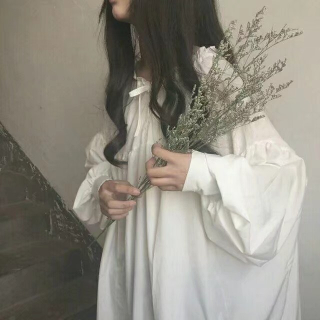 女头，拿花