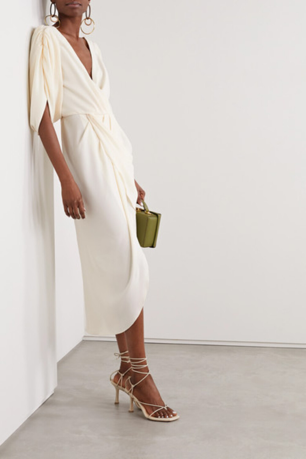 
Johanna Ortiz 这件 “Classic Meets Cuba” 连衣裙首次发布于 2020 春夏发布会，是其中比较休闲的款式，却也同样拥有令人惊艳的艺术细节。它采用米白色绉纱制成，围裹效果的衣身设有垂坠式拼接料和飘逸的褶饰双袖。建议单穿然后搭配绑带式凉鞋，抑或与配套长裤同穿。
