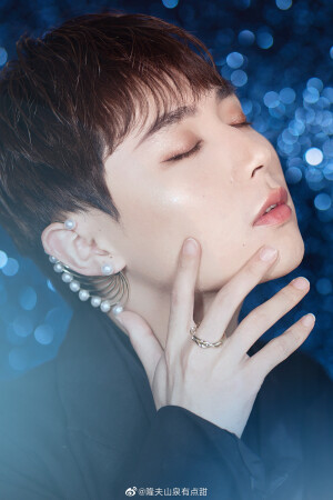 #新鲜有点甜#最近新入手了4盘UrbanDecay眼影和4支YSL全新圆管口红，迫不及待我就用了里面的圆管76和NAKED RELOADED 眼影盘化了妆试了色拍了一组照片！然后赶紧给大家分享一下使用感受！因为我嘴唇状态比较干，口红我一般都会选择比较滋润的，所以这次我直接入手了4支YSL的全新圆管口红，色号都好看哭了！都是清透的唇膏质地，涂起来非常水润轻盈！但是一点都不油腻、不黏腻（方管是缎光妆效，会更哑光浓郁饱和一些）我这次选择了YSL圆管76枣泥肉桂薄涂配合我的眼影和妆面，薄涂是很日常低调的豆沙色，厚涂就是偏紫的红棕色。NAKED RELOADED以大地色调为主，可盐可甜，搭配了金属色和珊