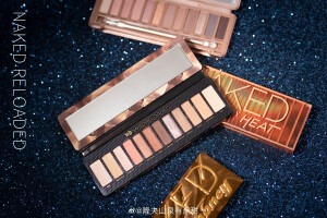 #新鲜有点甜#最近新入手了4盘UrbanDecay眼影和4支YSL全新圆管口红，迫不及待我就用了里面的圆管76和NAKED RELOADED 眼影盘化了妆试了色拍了一组照片！然后赶紧给大家分享一下使用感受！因为我嘴唇状态比较干，口红我一般都会选择比较滋润的，所以这次我直接入手了4支YSL的全新圆管口红，色号都好看哭了！都是清透的唇膏质地，涂起来非常水润轻盈！但是一点都不油腻、不黏腻（方管是缎光妆效，会更哑光浓郁饱和一些）我这次选择了YSL圆管76枣泥肉桂薄涂配合我的眼影和妆面，薄涂是很日常低调的豆沙色，厚涂就是偏紫的红棕色。NAKED RELOADED以大地色调为主，可盐可甜，搭配了金属色和珊