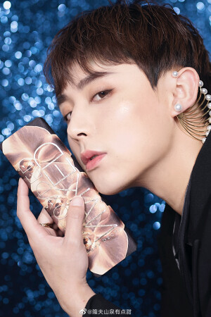 #新鲜有点甜#最近新入手了4盘UrbanDecay眼影和4支YSL全新圆管口红，迫不及待我就用了里面的圆管76和NAKED RELOADED 眼影盘化了妆试了色拍了一组照片！然后赶紧给大家分享一下使用感受！因为我嘴唇状态比较干，口红我一般都会选择比较滋润的，所以这次我直接入手了4支YSL的全新圆管口红，色号都好看哭了！都是清透的唇膏质地，涂起来非常水润轻盈！但是一点都不油腻、不黏腻（方管是缎光妆效，会更哑光浓郁饱和一些）我这次选择了YSL圆管76枣泥肉桂薄涂配合我的眼影和妆面，薄涂是很日常低调的豆沙色，厚涂就是偏紫的红棕色。NAKED RELOADED以大地色调为主，可盐可甜，搭配了金属色和珊