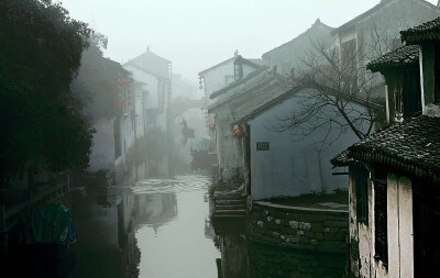 【江南十大水乡】1、安昌（浙江绍兴）；2、周庄（江苏苏州）；3、朱家角（上海）；4、木渎（江苏苏州）；5、南浔（浙江湖州）；6、甪直（江苏苏州）；7、乌镇（浙江嘉兴）；8、同里（江苏苏州）；9、西塘（浙江嘉善…