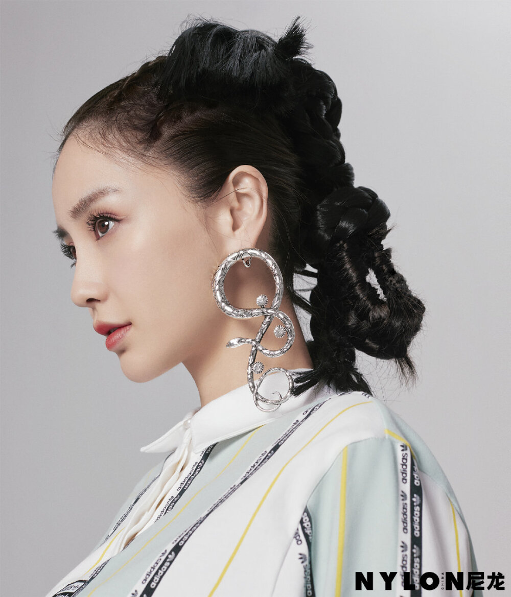 杨颖（Angelababy），1989年2月28日出生于上海市，华语影视女演员、时尚模特。2003年，Angelababy以模特身份在香港出道。2007年，她开始将工作重心转向大银幕。2011年在爱情片《夏日乐悠悠》中首次担任女主角。2012年凭借言情片《第一次》获得第13届华语电影传媒大奖最受瞩目女演员奖。2014年凭借真人秀《奔跑吧兄弟》赢得广泛关注；同年，她还因出演古装片《狄仁杰之神都龙王》获得第21届北京大学生电影节最受欢迎女演员奖。2015年，其主演的冒险片《鬼吹灯之寻龙诀》票房突破16亿人民币，而她也凭借该片获得第33届大众电影百花奖最佳女配角奖。2017年其主演的古装剧《孤芳不自赏》取得全国同时段电视剧收视冠军。创业时代。